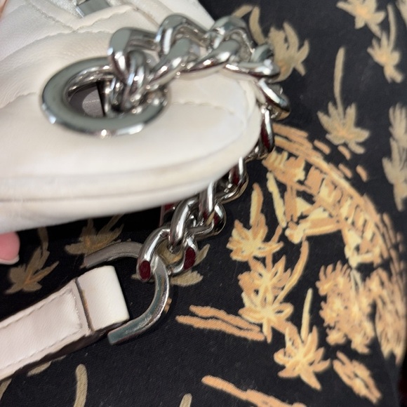 Michael Kors Shoulder bag crescent shaped quilted front leather white
Silv - Picture 9 of 13